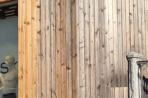 Sajnos a fa 3 év után , ahol éri a nap és az eső igy néz ki, erre keresetük a megoldást. -